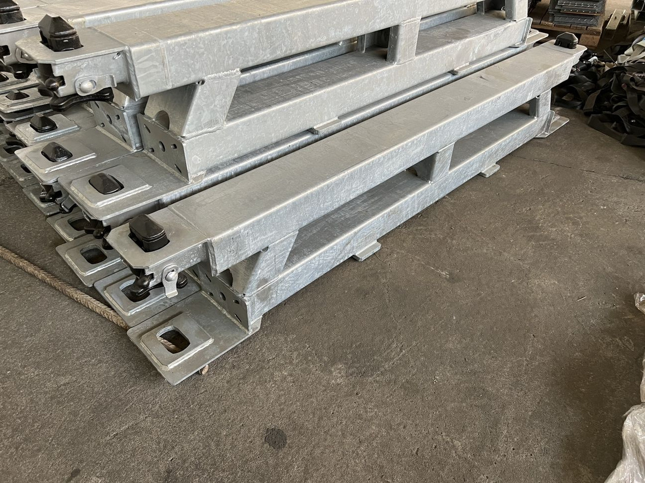 Müller Mitteltal Ausgleichsbock für Satteltieflader incl. Conatinerverschlüssen - Tieflader Auflieger: das Bild 4 Müller Mitteltal Ausgleichsbock für Satteltieflader incl. Conatinerverschlüssen - Tieflader Auflieger: das Bild 4