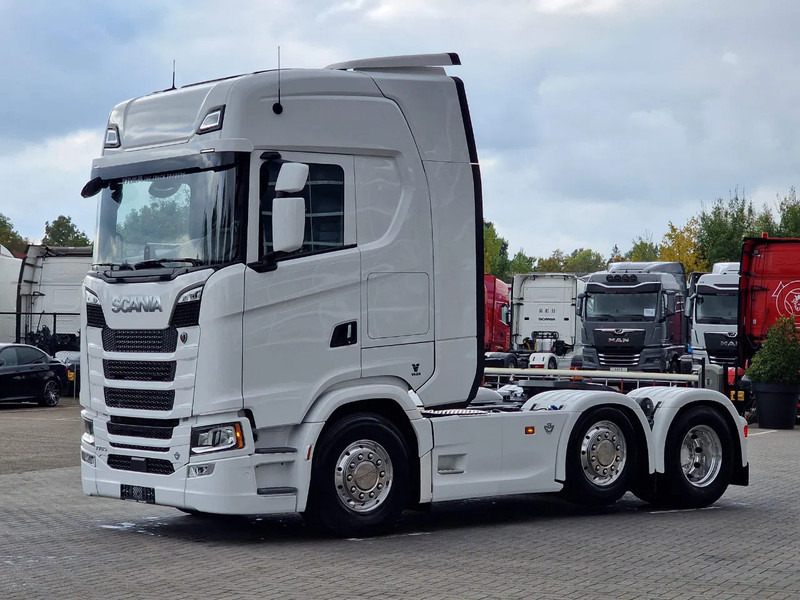 Scania 770S V8 NGS Highline 6x2/4 - New - Old dashboard - Full spec - Retarder - Night clima - Led - Leather - Navi - Sattelzugmaschine: das Bild 3 Scania 770S V8 NGS Highline 6x2/4 - New - Old dashboard - Full spec - Retarder - Night clima - Led - Leather - Navi - Sattelzugmaschine: das Bild 3