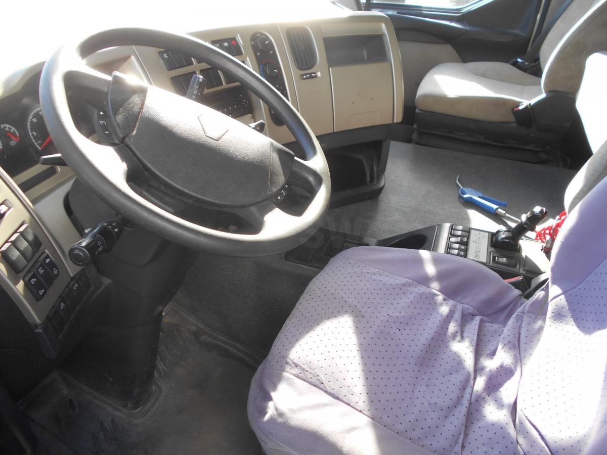 Innenraum Bild 1: Sattelzugmaschine Renault Premium 410 DXI Innenraum Bild 1: Sattelzugmaschine Renault Premium 410 DXI