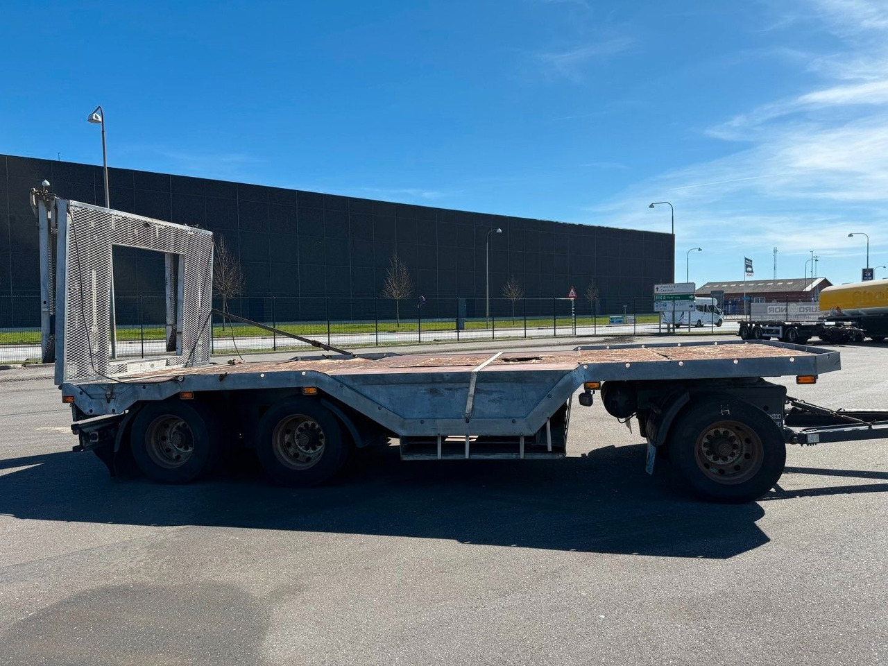 Fliegl FLT328 3 achser Maschinenanhänger mit Radkasten - Tieflader Anhänger: das Bild 3 Fliegl FLT328 3 achser Maschinenanhänger mit Radkasten - Tieflader Anhänger: das Bild 3