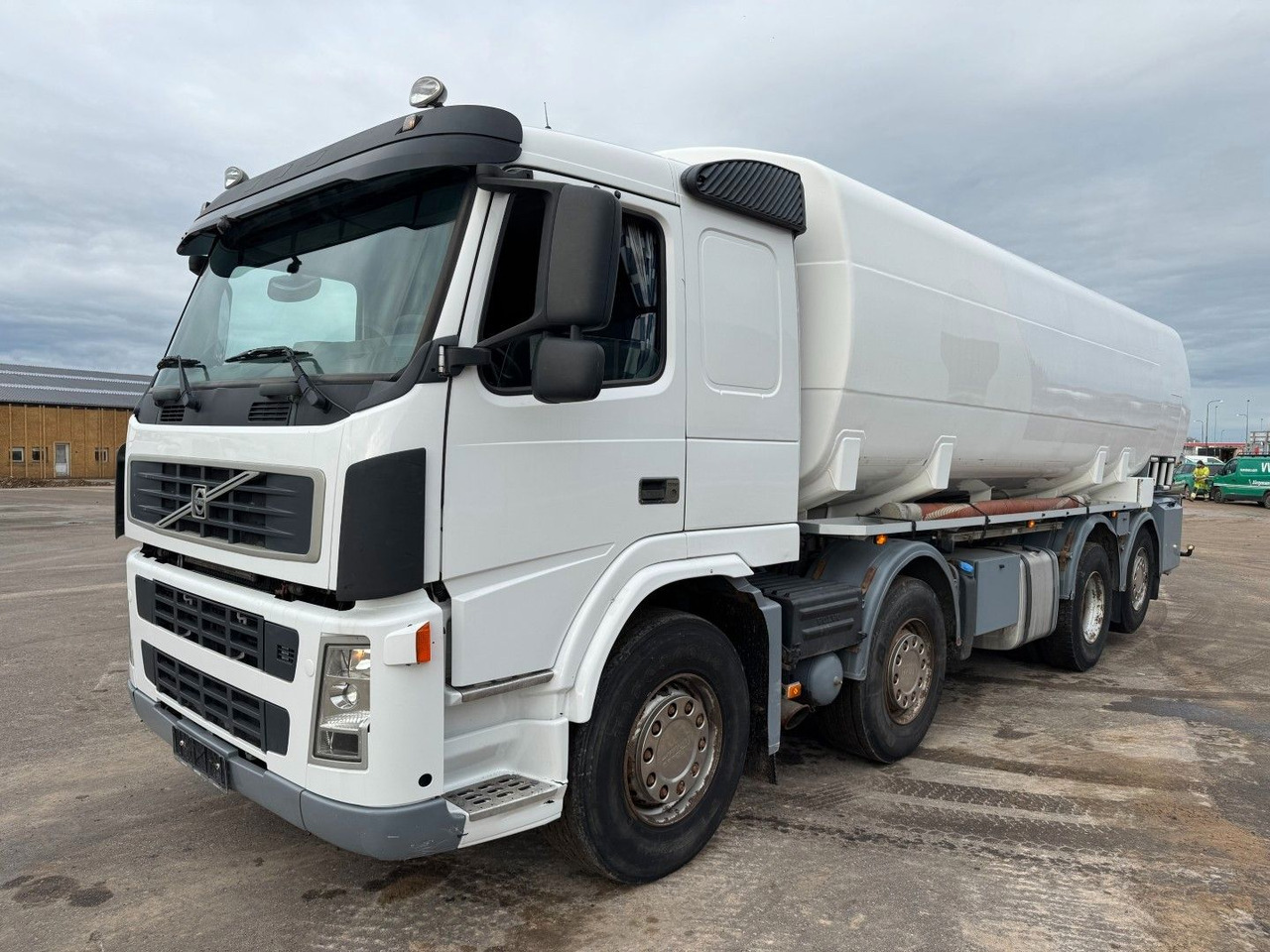 Volvo FM 440 8x2*6 24.000 l. ADR Tanktruck - Tankwagen: das Bild 1 Volvo FM 440 8x2*6 24.000 l. ADR Tanktruck - Tankwagen: das Bild 1