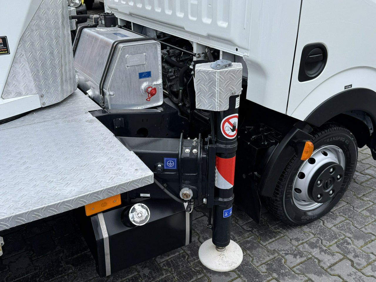 LKW mit Arbeitsbühne Nissan Cabstar: das Bild 20 LKW mit Arbeitsbühne Nissan Cabstar: das Bild 20