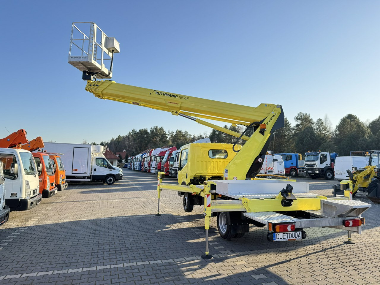 LKW mit Arbeitsbühne Nissan Cabstar: das Bild 21 LKW mit Arbeitsbühne Nissan Cabstar: das Bild 21