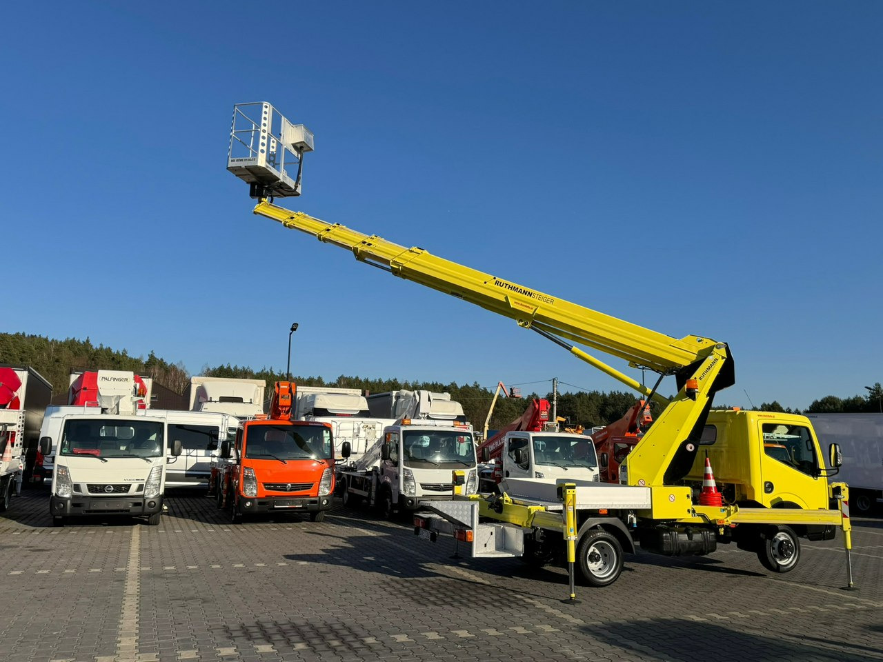 LKW mit Arbeitsbühne Nissan Cabstar: das Bild 15 LKW mit Arbeitsbühne Nissan Cabstar: das Bild 15