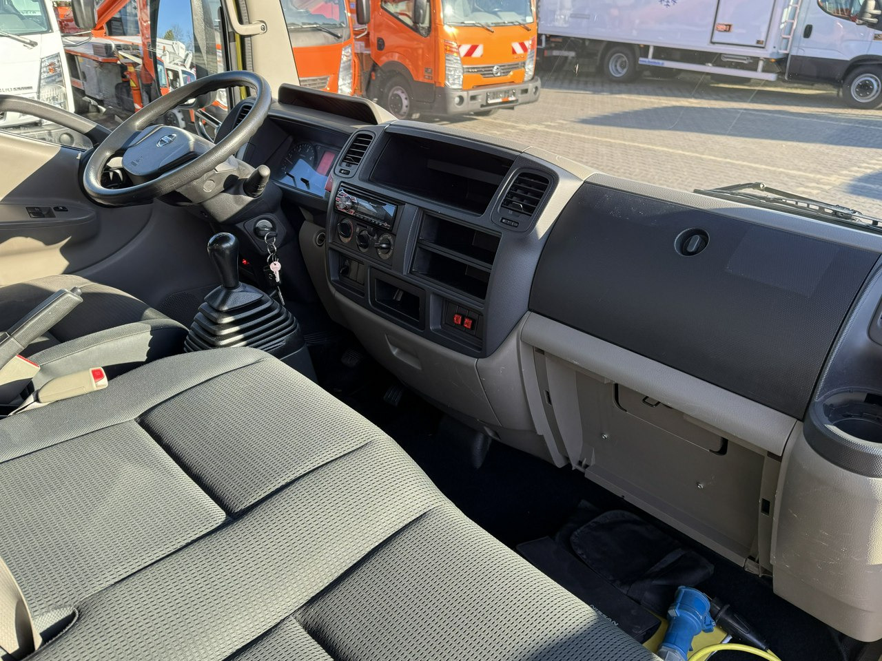 LKW mit Arbeitsbühne Nissan Cabstar: das Bild 30 LKW mit Arbeitsbühne Nissan Cabstar: das Bild 30