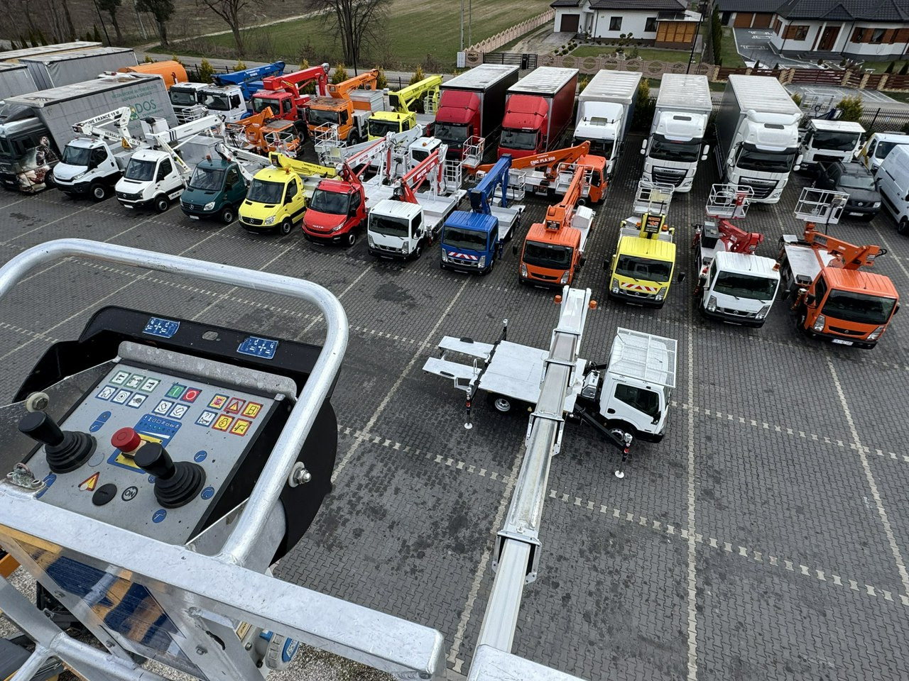 LKW mit Arbeitsbühne Nissan Cabstar: das Bild 14 LKW mit Arbeitsbühne Nissan Cabstar: das Bild 14