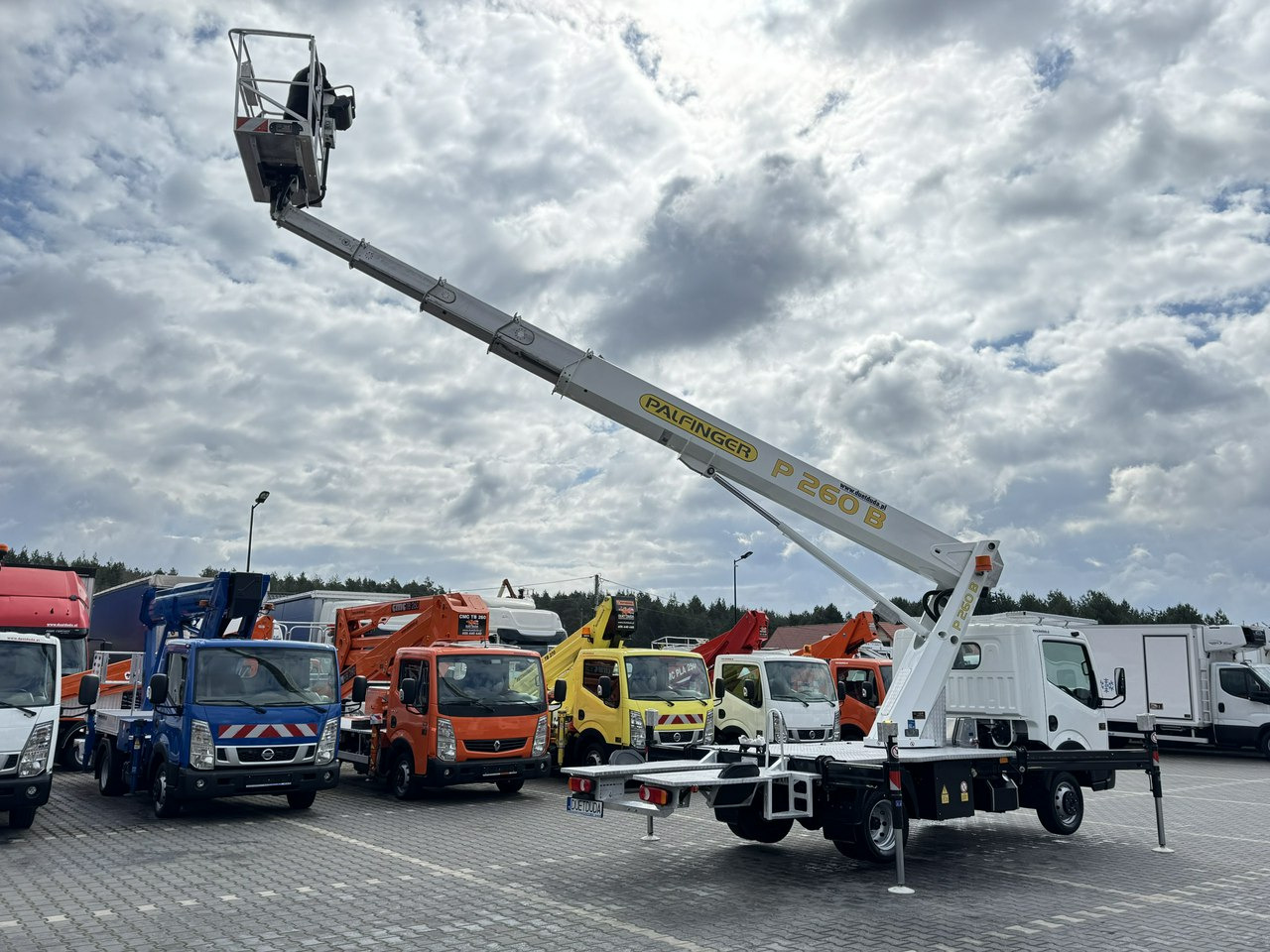 LKW mit Arbeitsbühne Nissan Cabstar: das Bild 22 LKW mit Arbeitsbühne Nissan Cabstar: das Bild 22
