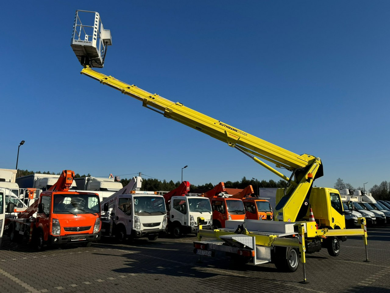 LKW mit Arbeitsbühne Nissan Cabstar: das Bild 22 LKW mit Arbeitsbühne Nissan Cabstar: das Bild 22