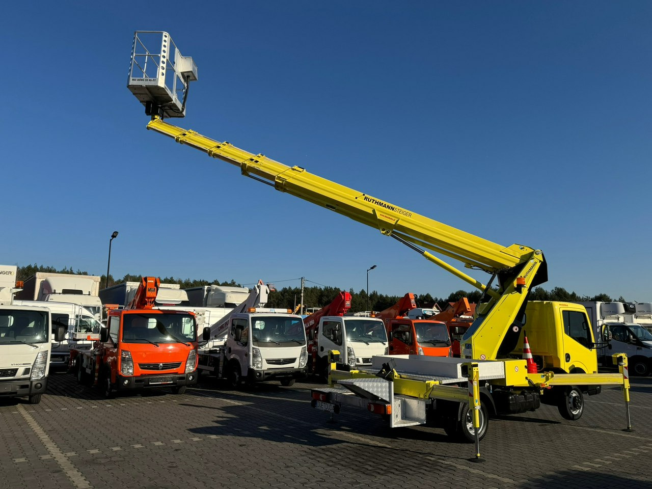 LKW mit Arbeitsbühne Nissan Cabstar: das Bild 20 LKW mit Arbeitsbühne Nissan Cabstar: das Bild 20