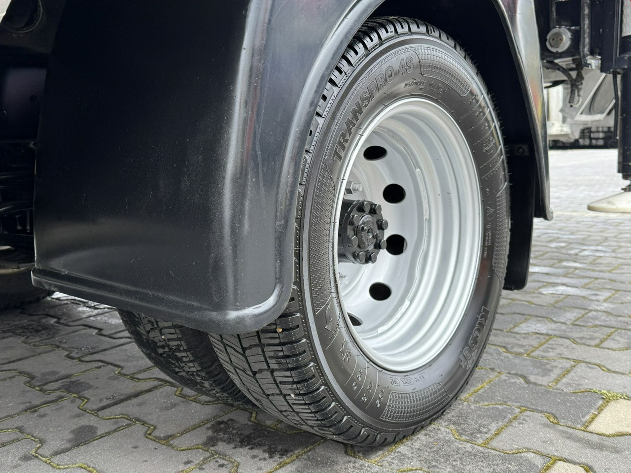 LKW mit Arbeitsbühne Nissan Cabstar: das Bild 12 LKW mit Arbeitsbühne Nissan Cabstar: das Bild 12