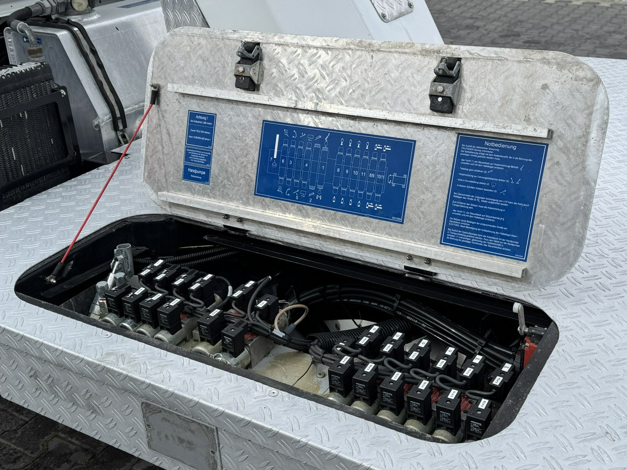 LKW mit Arbeitsbühne Nissan Cabstar: das Bild 7 LKW mit Arbeitsbühne Nissan Cabstar: das Bild 7