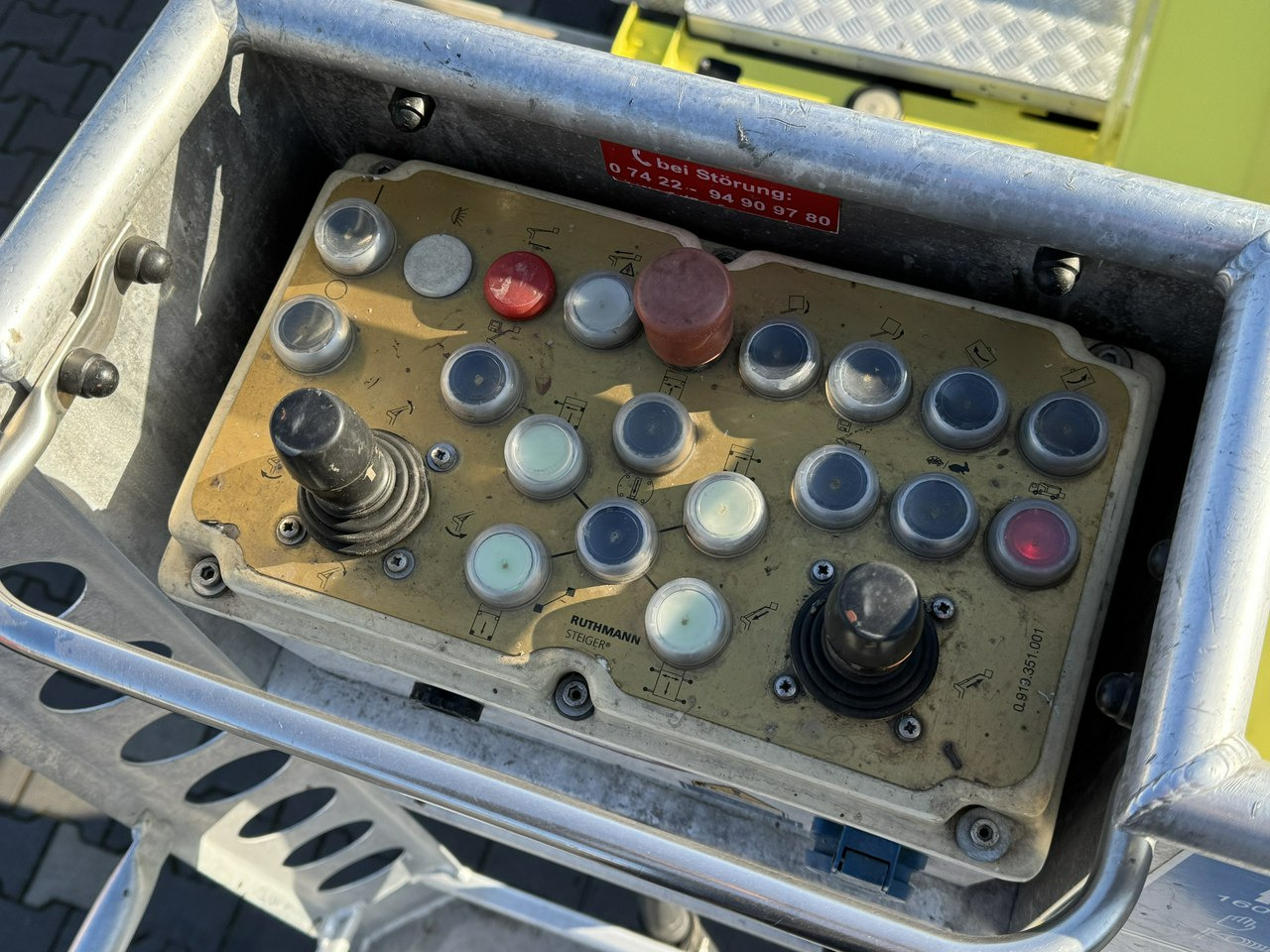 LKW mit Arbeitsbühne Nissan Cabstar: das Bild 18 LKW mit Arbeitsbühne Nissan Cabstar: das Bild 18