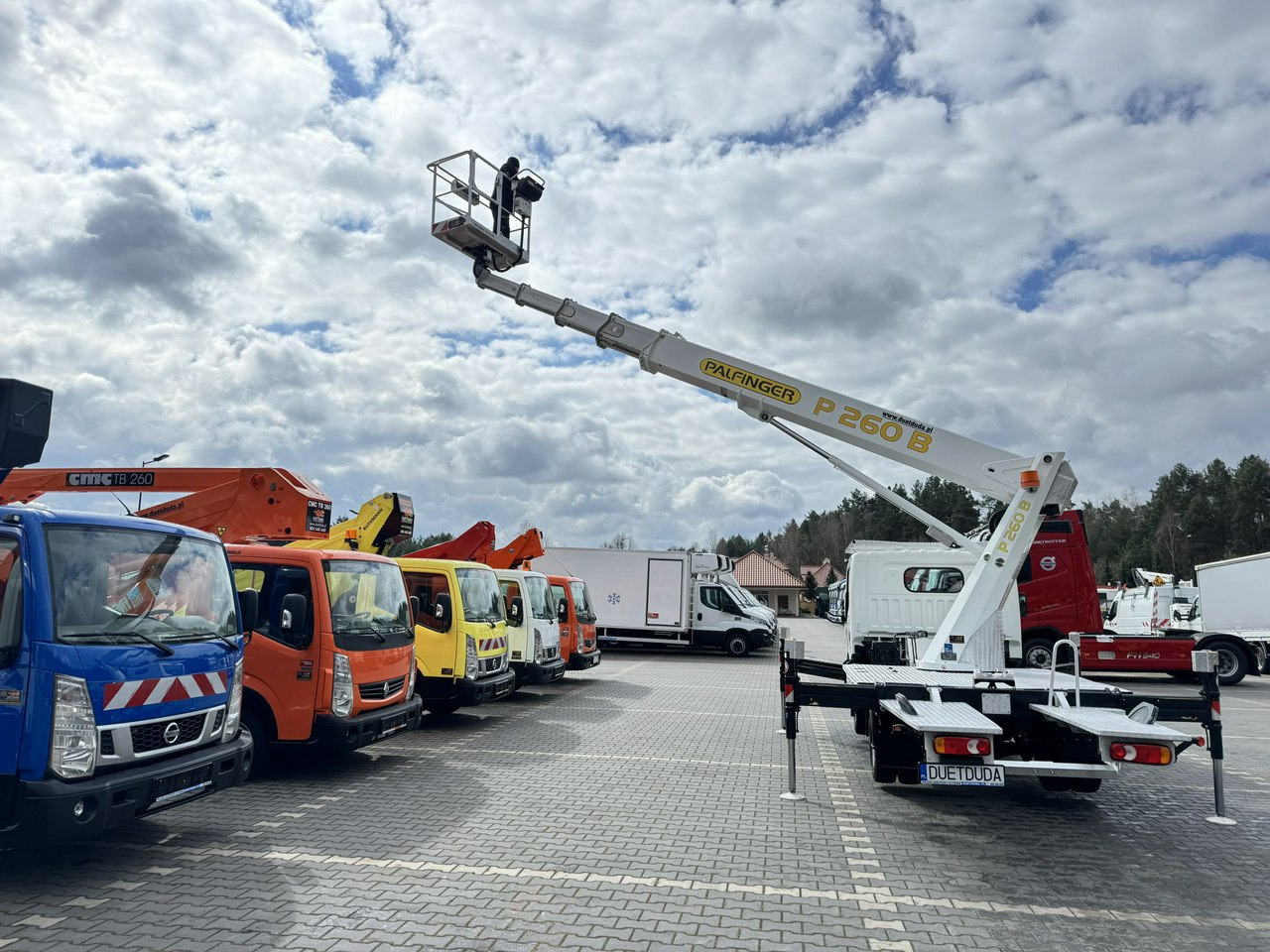 LKW mit Arbeitsbühne Nissan Cabstar: das Bild 24 LKW mit Arbeitsbühne Nissan Cabstar: das Bild 24