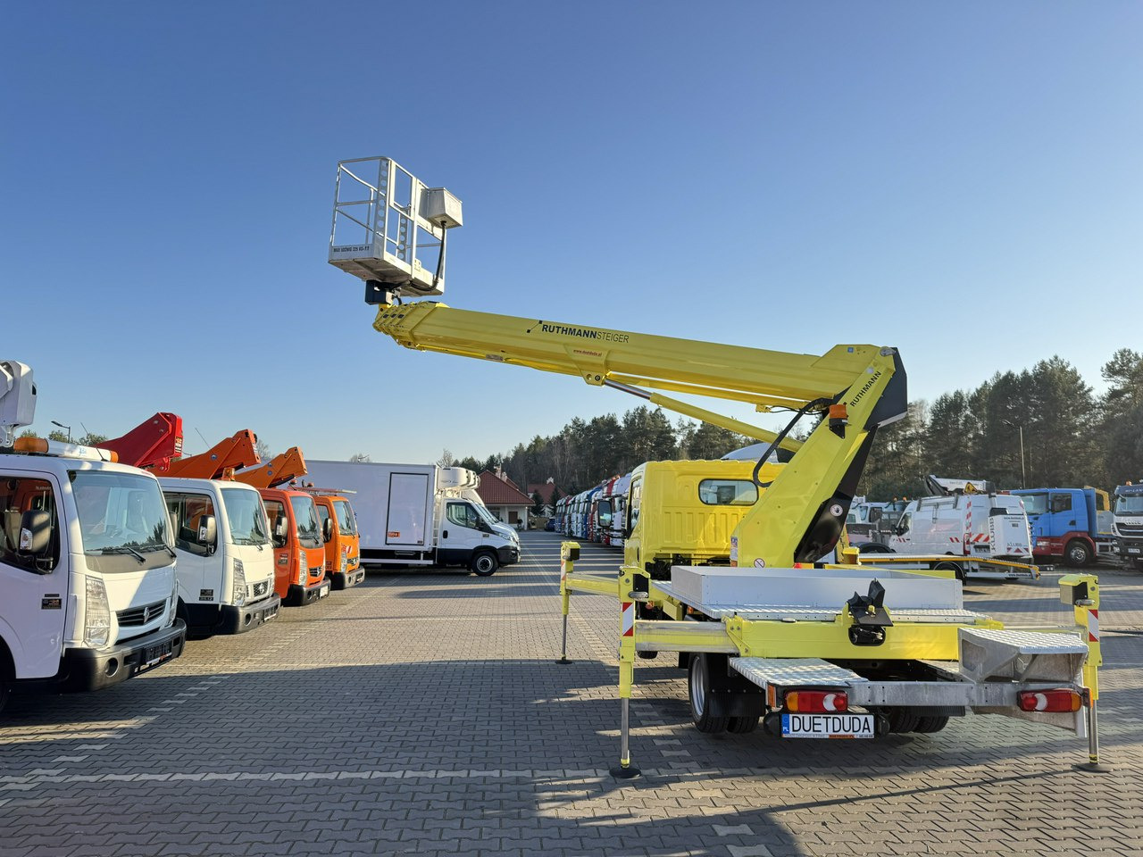 LKW mit Arbeitsbühne Nissan Cabstar: das Bild 23 LKW mit Arbeitsbühne Nissan Cabstar: das Bild 23