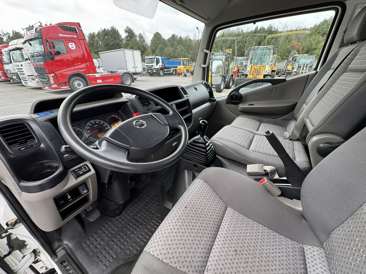 LKW mit Arbeitsbühne Nissan Cabstar: das Bild 27 LKW mit Arbeitsbühne Nissan Cabstar: das Bild 27