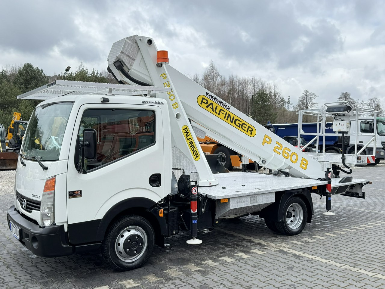 LKW mit Arbeitsbühne Nissan Cabstar: das Bild 8 LKW mit Arbeitsbühne Nissan Cabstar: das Bild 8