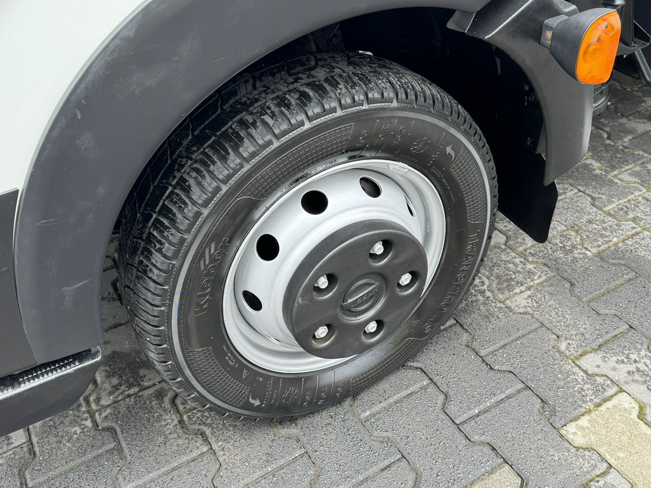 LKW mit Arbeitsbühne Nissan Cabstar: das Bild 9 LKW mit Arbeitsbühne Nissan Cabstar: das Bild 9