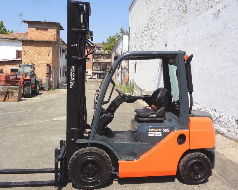 Toyota 06-8 FD 25 F - Dieselstapler: das Bild 3 Toyota 06-8 FD 25 F - Dieselstapler: das Bild 3