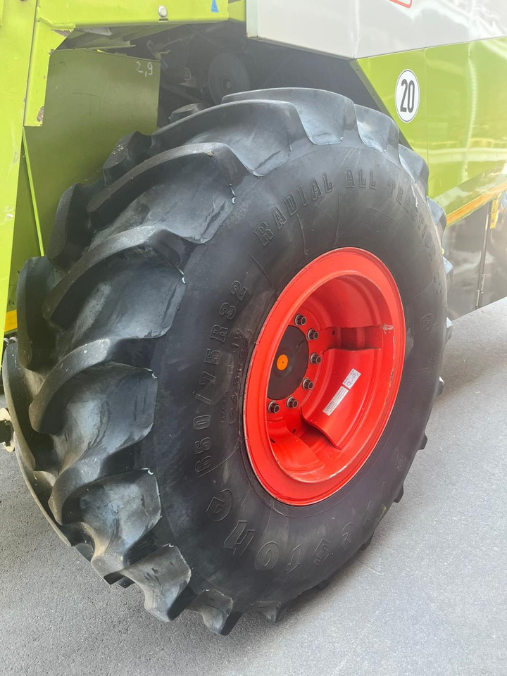 CLAAS Lexion verstärkte 10-Loch Felgen mit Reifen 650/75 R32 - Mähdrescher: das Bild 3 CLAAS Lexion verstärkte 10-Loch Felgen mit Reifen 650/75 R32 - Mähdrescher: das Bild 3