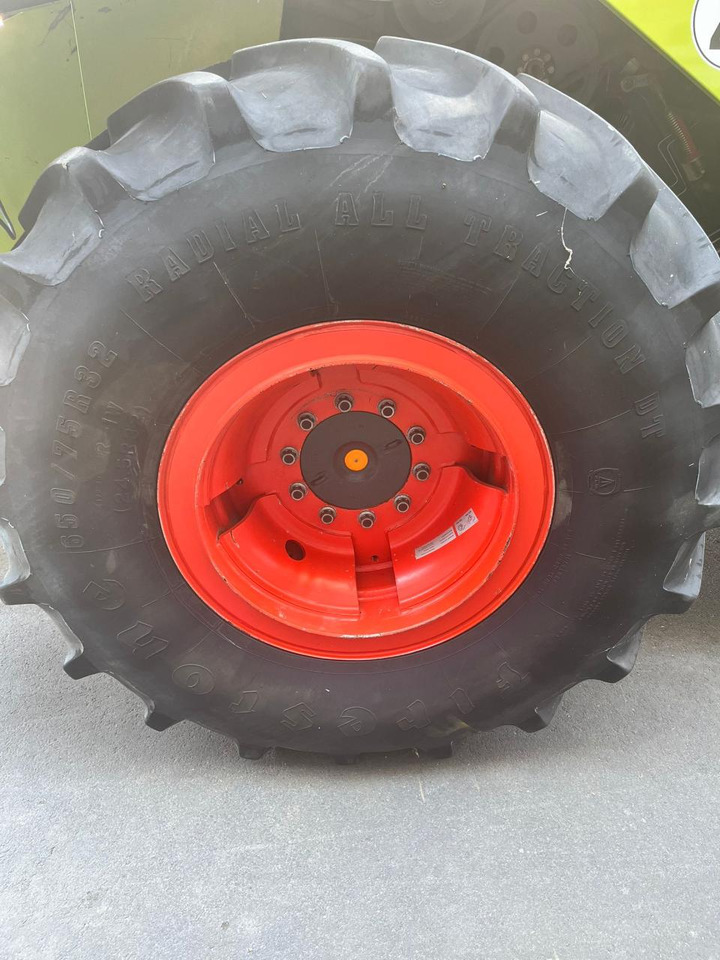 CLAAS Lexion verstärkte 10-Loch Felgen mit Reifen 650/75 R32 - Mähdrescher: das Bild 1 CLAAS Lexion verstärkte 10-Loch Felgen mit Reifen 650/75 R32 - Mähdrescher: das Bild 1
