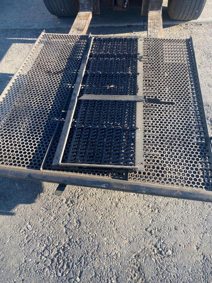 New Holland Maisausrüstung, Korb und Siebe für NH Mähdrescher TC 5.80 5080 5070 - Zubehör für Erntemaschine: das Bild 2 New Holland Maisausrüstung, Korb und Siebe für NH Mähdrescher TC 5.80 5080 5070 - Zubehör für Erntemaschine: das Bild 2