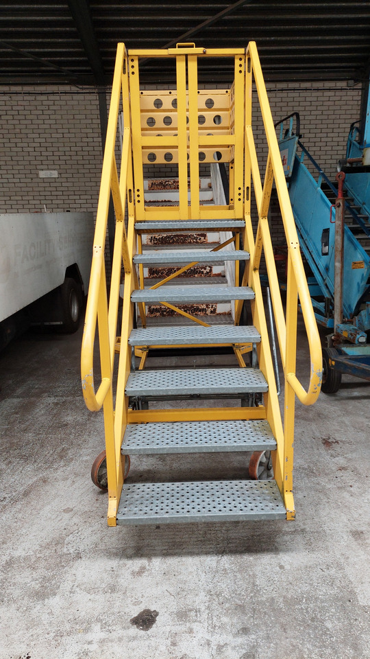 Maintenance Stairs SPS OT-7 - Passagiertreppe: das Bild 3 Maintenance Stairs SPS OT-7 - Passagiertreppe: das Bild 3