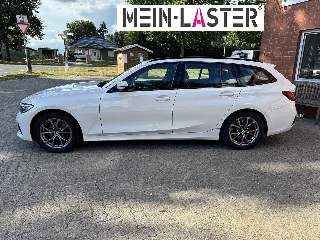 BMW 320 d xDrive touring Sport Line shadow AHK - Kombi: das Bild 4 BMW 320 d xDrive touring Sport Line shadow AHK - Kombi: das Bild 4