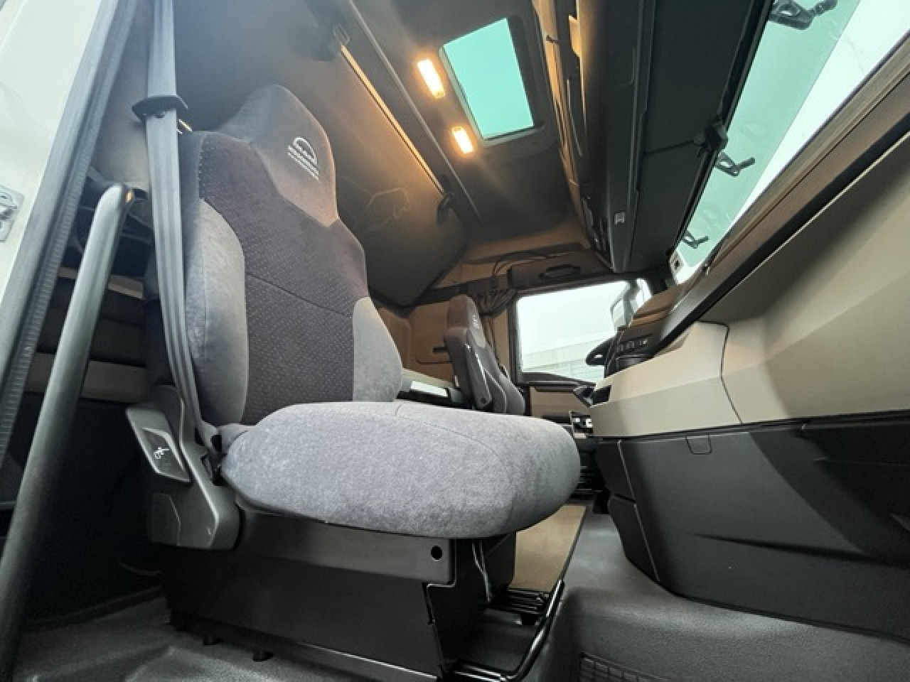 MAN TGX 18.470 4x2 BLS Euro6 Retarder Klima Luftfeder - Sattelzugmaschine: das Bild 2 MAN TGX 18.470 4x2 BLS Euro6 Retarder Klima Luftfeder - Sattelzugmaschine: das Bild 2