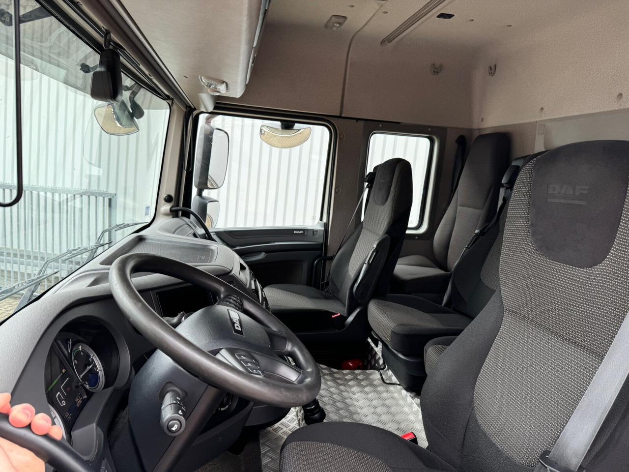 DAF XF 410 FA 4x2 XF 410 FA 4x2, Fahrschule, 2x AHK, 6 Sitze - Pritsche LKW: das Bild 3 DAF XF 410 FA 4x2 XF 410 FA 4x2, Fahrschule, 2x AHK, 6 Sitze - Pritsche LKW: das Bild 3