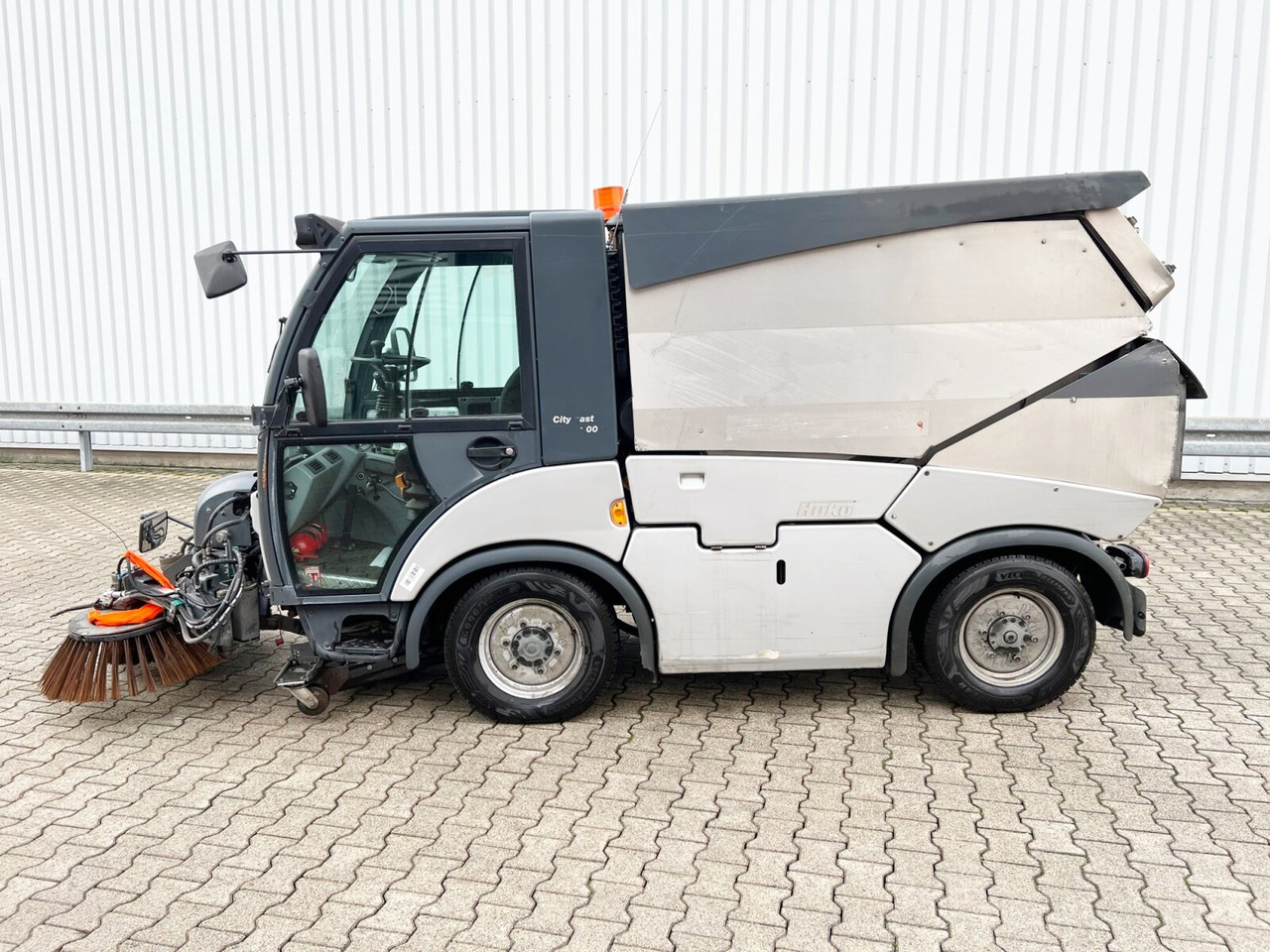 Hako Multicar Citymaster 2000 2B Kehrmaschine 4x2 Multicar Citymaster 2000 2B Kehrmaschine 4x2 - Kehrmaschine: das Bild 2 Hako Multicar Citymaster 2000 2B Kehrmaschine 4x2 Multicar Citymaster 2000 2B Kehrmaschine 4x2 - Kehrmaschine: das Bild 2