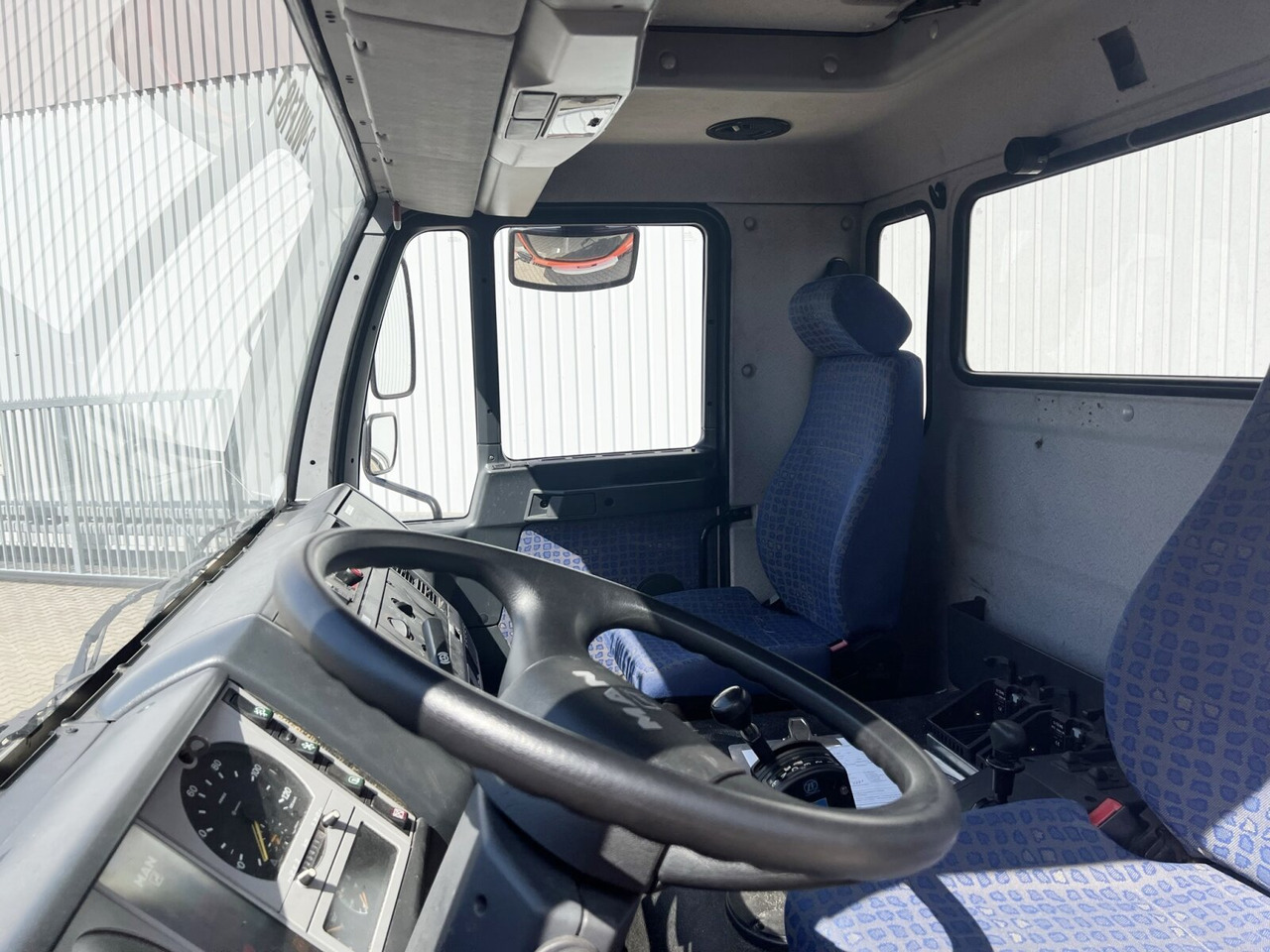 MAN 25/18.284 6x2-4 LL 25/18.284 6x2-4 LL,Kran HMF 1113 K3, Funk, Retarder - Abrollkipper, Autokran: das Bild 5 MAN 25/18.284 6x2-4 LL 25/18.284 6x2-4 LL,Kran HMF 1113 K3, Funk, Retarder - Abrollkipper, Autokran: das Bild 5