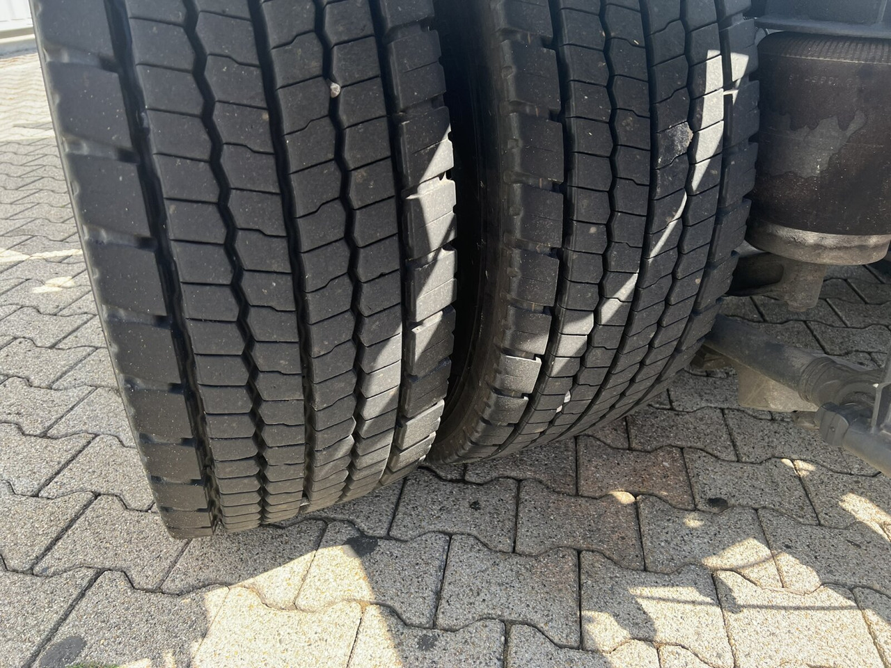 MAN 25/18.284 6x2-4 LL 25/18.284 6x2-4 LL, Retarder, Lenkachse - Fahrgestell LKW: das Bild 3 MAN 25/18.284 6x2-4 LL 25/18.284 6x2-4 LL, Retarder, Lenkachse - Fahrgestell LKW: das Bild 3