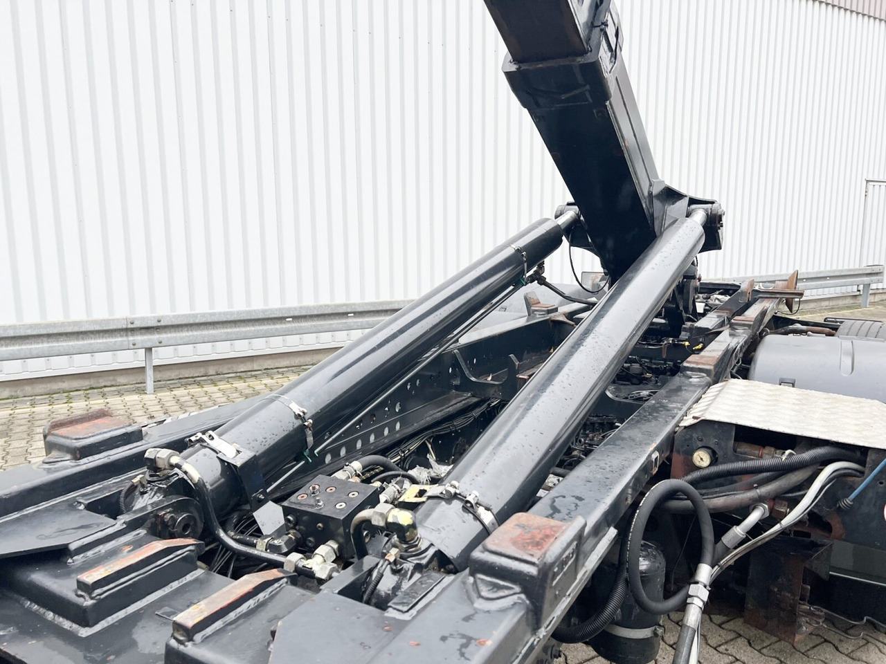 MAN TGA 26.350 6x2-2 BL TGA 26.350/400 6x2-2 BL, Lenk-/Liftachse - Abrollkipper: das Bild 4 MAN TGA 26.350 6x2-2 BL TGA 26.350/400 6x2-2 BL, Lenk-/Liftachse - Abrollkipper: das Bild 4