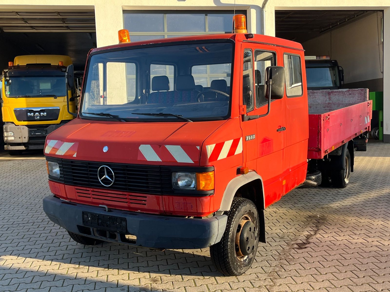 Mercedes-Benz 714D Doka Pritsche - Pritschenwagen, Transporter mit Doppelkabine: das Bild 1 Mercedes-Benz 714D Doka Pritsche - Pritschenwagen, Transporter mit Doppelkabine: das Bild 1