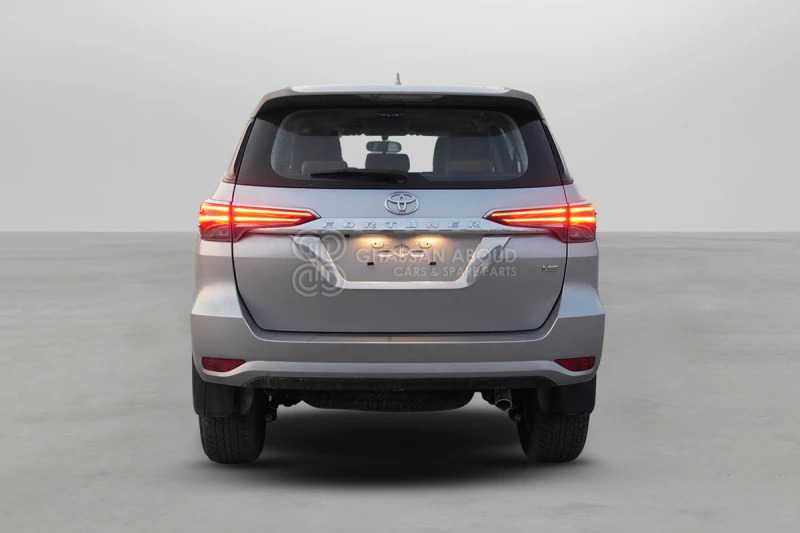 Toyota Fortuner 4x4 - SUV/ Geländewagen: das Bild 5 Toyota Fortuner 4x4 - SUV/ Geländewagen: das Bild 5