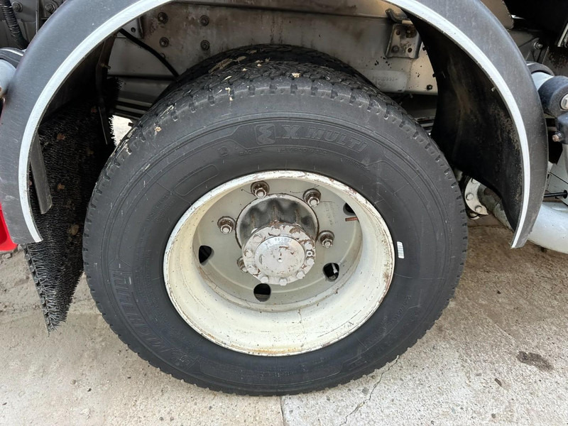 Renault MIDLUM 150 FUEL TANKER / CITERNE MAZOUT - 6500L - 3 COMPARTIMENTS - *ENGINE PROBLEM* - Tankwagen: das Bild 5 Renault MIDLUM 150 FUEL TANKER / CITERNE MAZOUT - 6500L - 3 COMPARTIMENTS - *ENGINE PROBLEM* - Tankwagen: das Bild 5