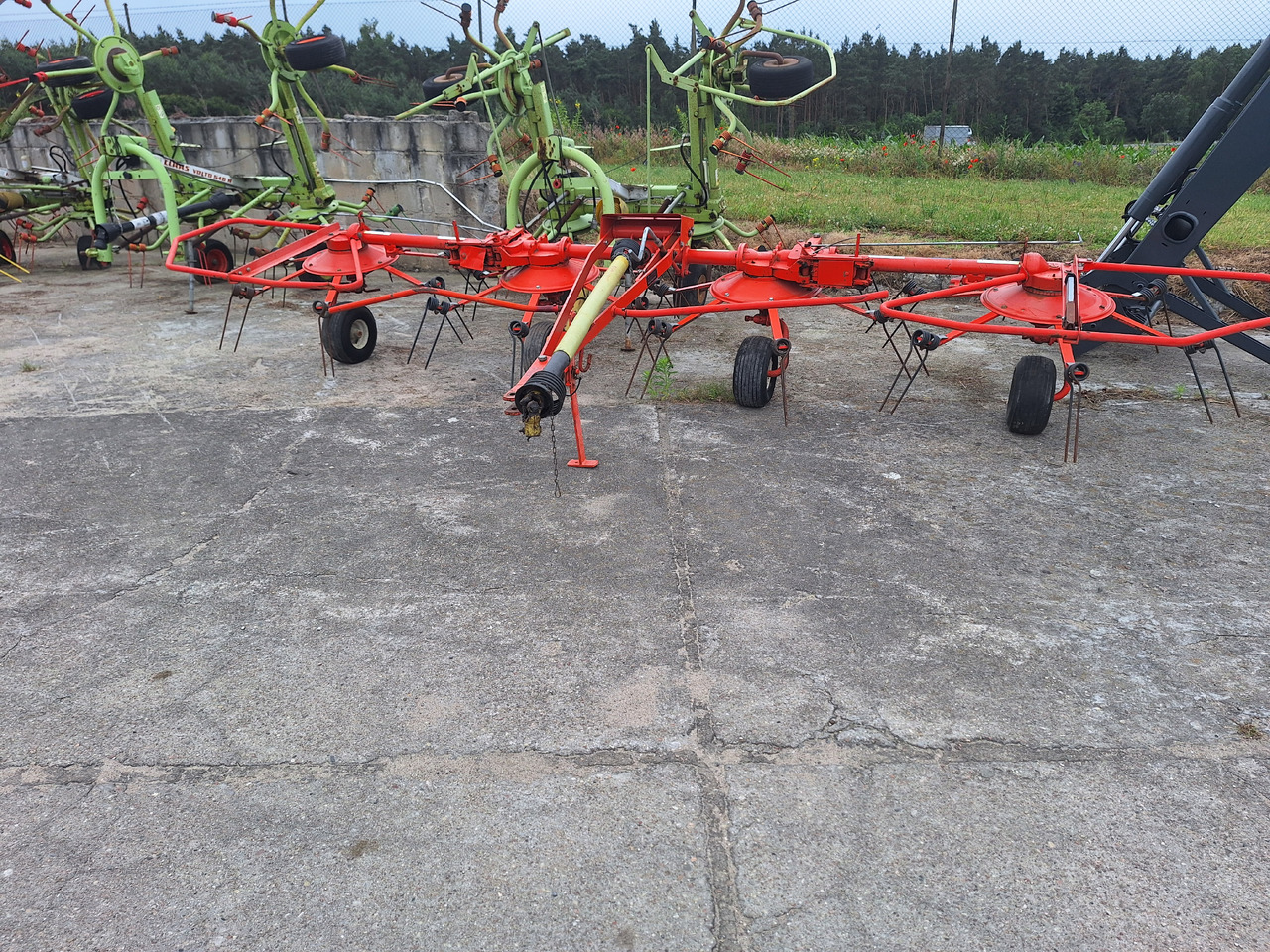 KUHN 5001T - Heuwender/ Wenderechen: das Bild 2 KUHN 5001T - Heuwender/ Wenderechen: das Bild 2