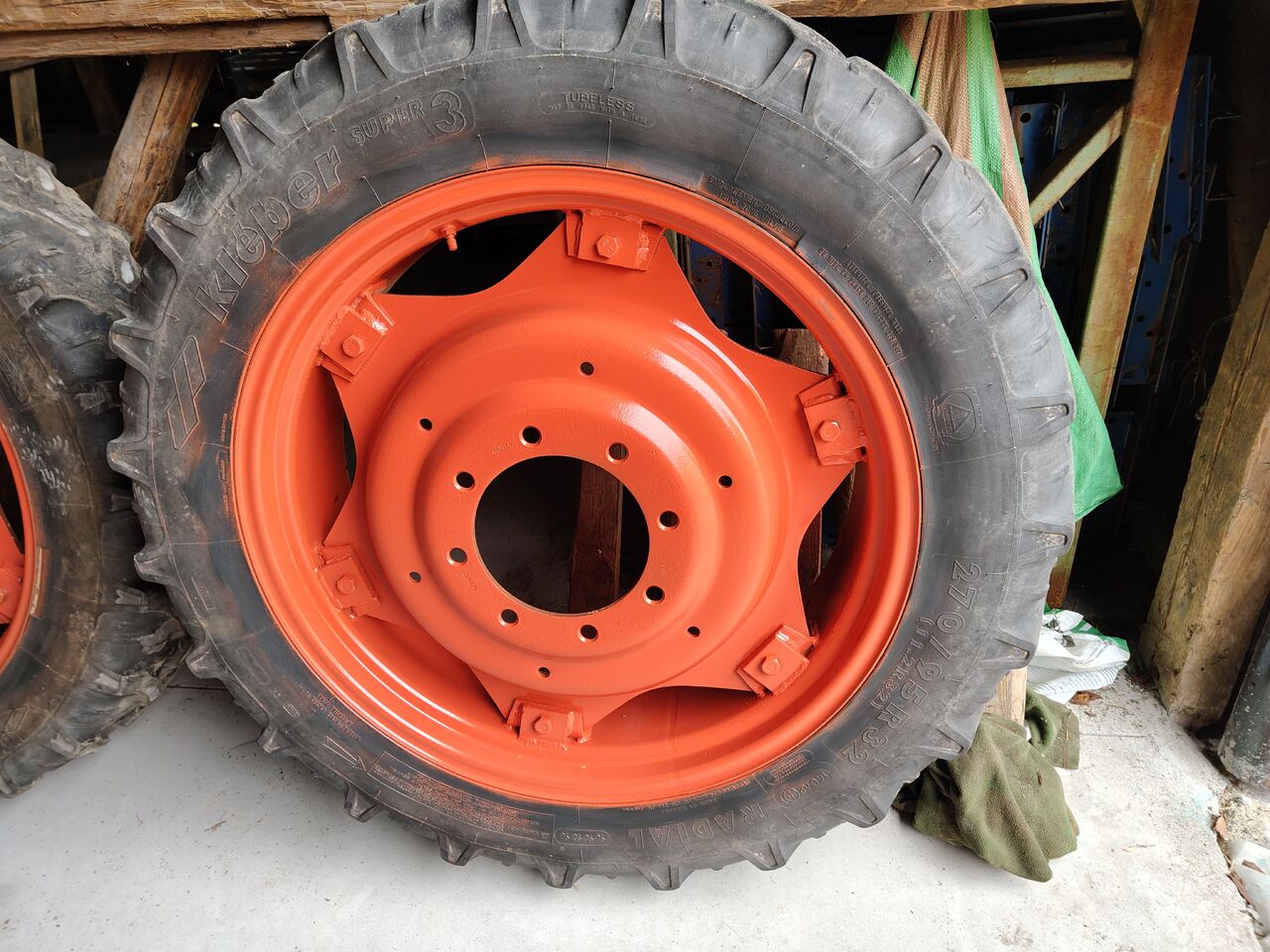 Kleber, Taurus 11.2 R32 (270/95 R32), 9.5 R48 - Komplettrad für Landmaschine: das Bild 4 Kleber, Taurus 11.2 R32 (270/95 R32), 9.5 R48 - Komplettrad für Landmaschine: das Bild 4