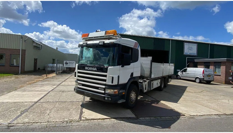 Scania P124-400 Scania met plateau en mogelijkheid voor kraan achter cabine - Koffer LKW: das Bild 1 Scania P124-400 Scania met plateau en mogelijkheid voor kraan achter cabine - Koffer LKW: das Bild 1