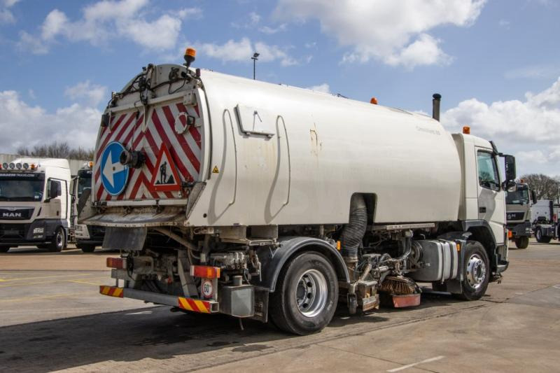 Volvo FM 340 - BUCHER SCHÖRLING 8000 - Kehrmaschine: das Bild 4 Volvo FM 340 - BUCHER SCHÖRLING 8000 - Kehrmaschine: das Bild 4