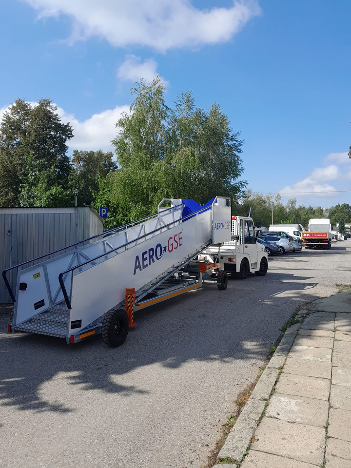 AERO-GSE stairs Towable stairs with the pedestrian movement ( 2,4-3,8m) - Passagiertreppe: das Bild 1 AERO-GSE stairs Towable stairs with the pedestrian movement ( 2,4-3,8m) - Passagiertreppe: das Bild 1