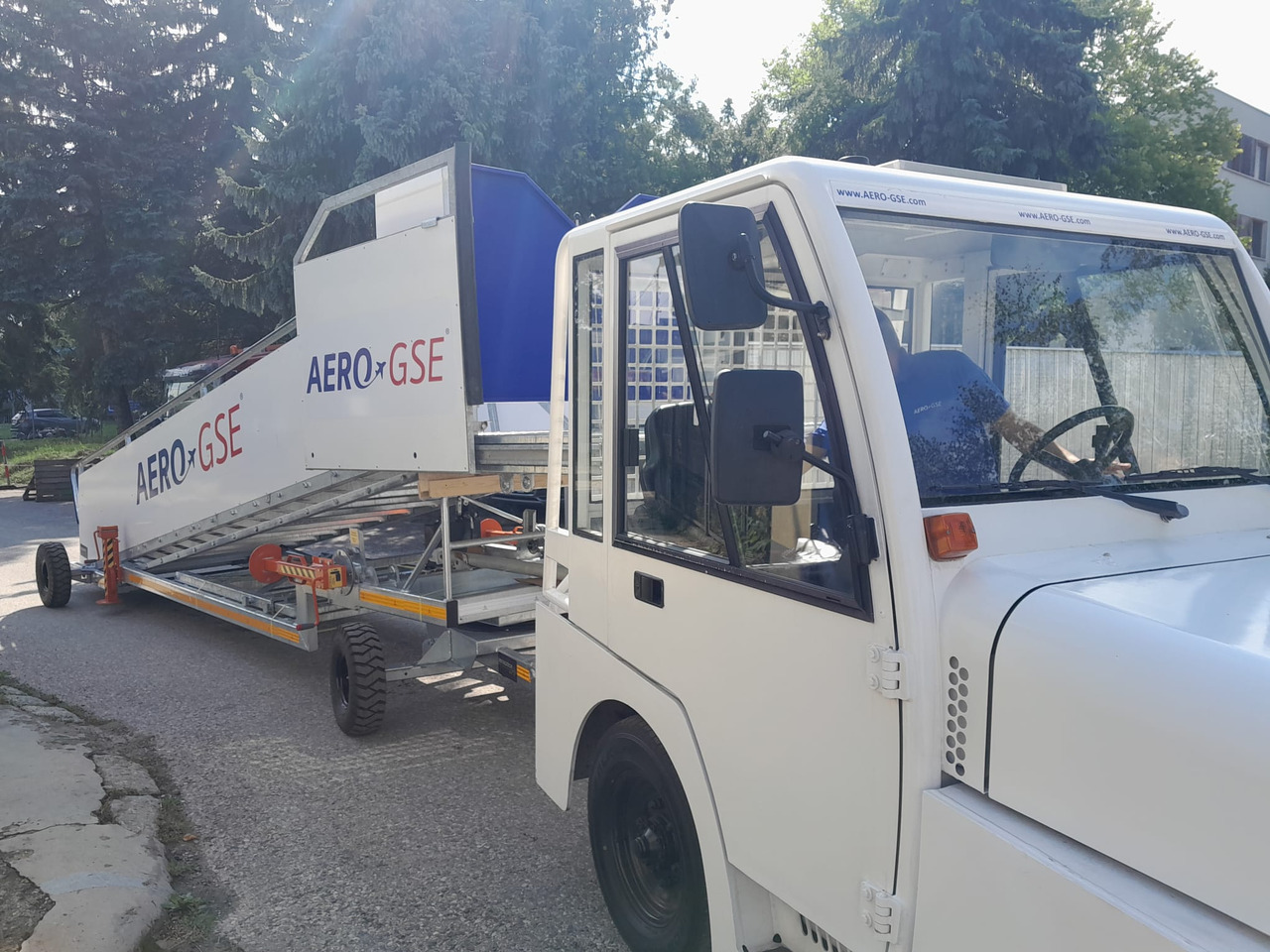 AERO-GSE stairs Towable stairs with the pedestrian movement ( 2,4-3,8m) - Passagiertreppe: das Bild 5 AERO-GSE stairs Towable stairs with the pedestrian movement ( 2,4-3,8m) - Passagiertreppe: das Bild 5