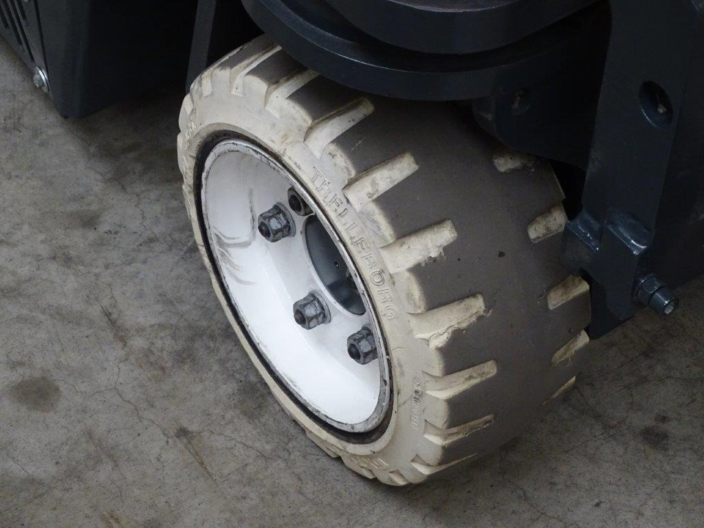 Combilift C2500CB - TRIPLEX - Vierwegstapler: das Bild 2 Combilift C2500CB - TRIPLEX - Vierwegstapler: das Bild 2