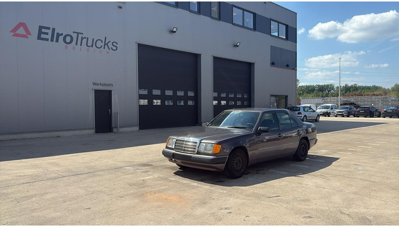 Mercedes-Benz E-Klasse 200 (GERMAN CAR / VOITURE D'ALLEMAGNE / ESSENCE / PETROL / MANUAL) - Limousine: das Bild 1 Mercedes-Benz E-Klasse 200 (GERMAN CAR / VOITURE D'ALLEMAGNE / ESSENCE / PETROL / MANUAL) - Limousine: das Bild 1