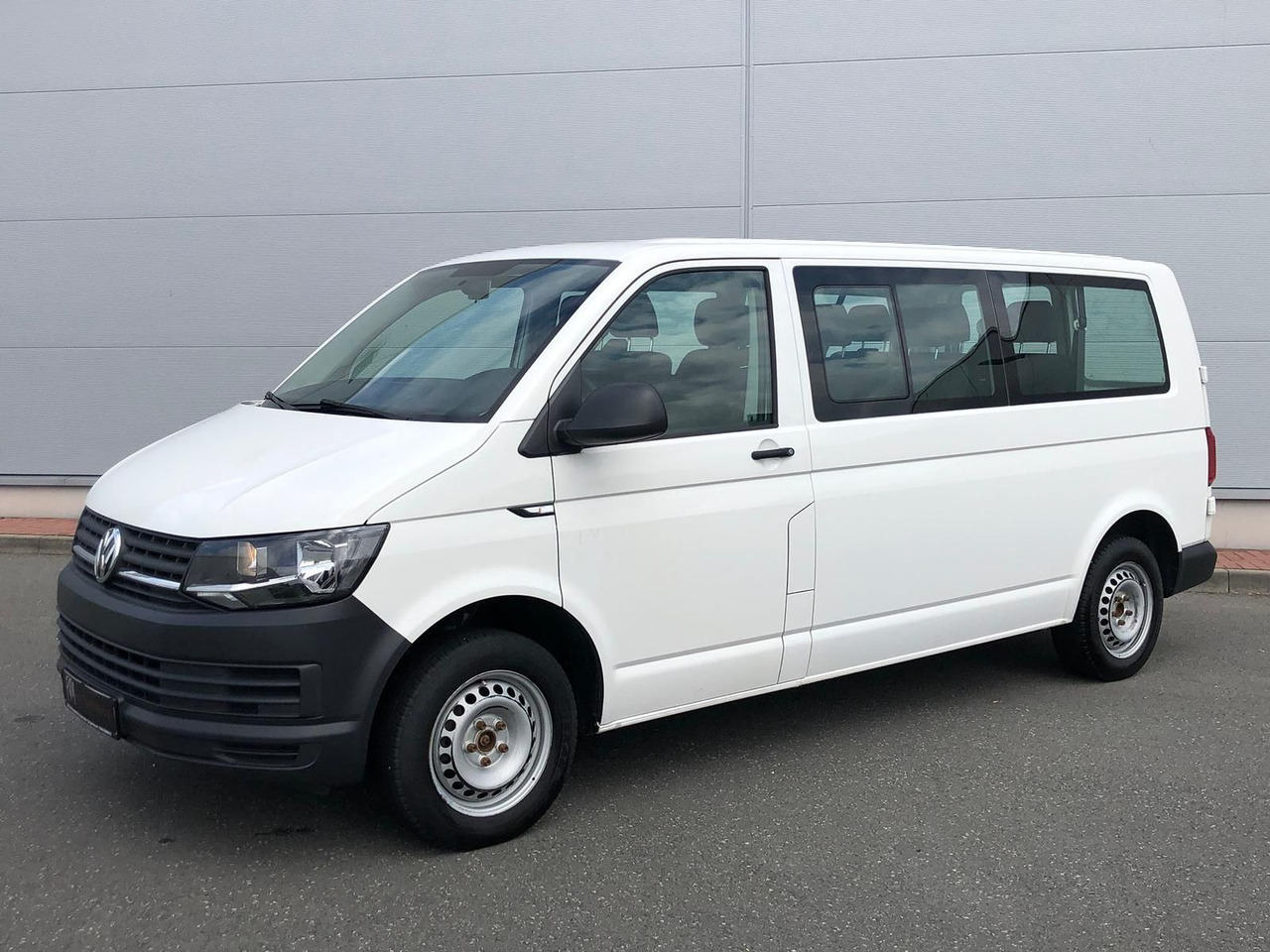 Volkswagen T6 Transporter 2.0 TDI Kombi lang 9-SITZE TEMP - Kleinbus, Personentransporter: das Bild 1 Volkswagen T6 Transporter 2.0 TDI Kombi lang 9-SITZE TEMP - Kleinbus, Personentransporter: das Bild 1