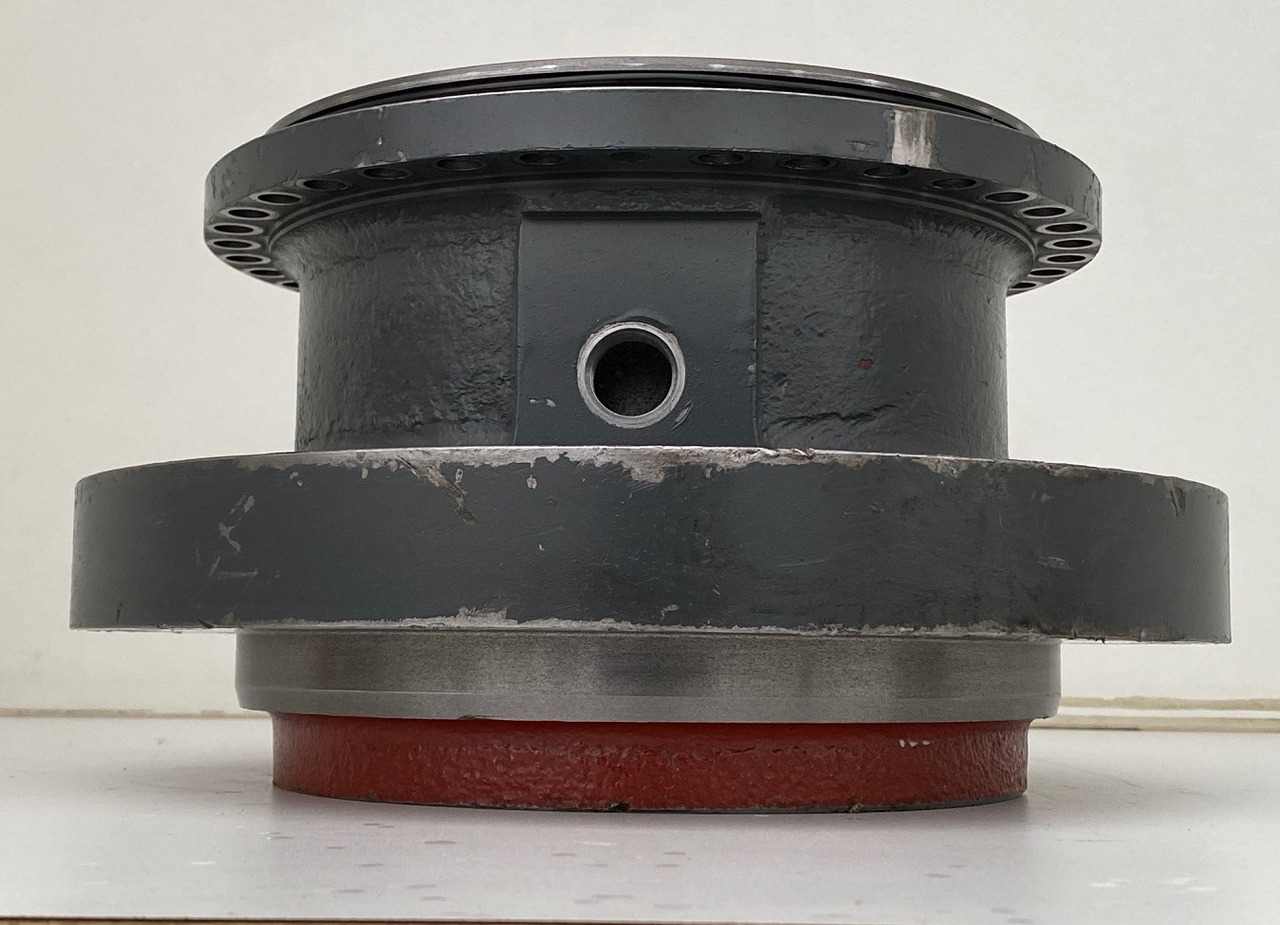 Liebherr Abtriebswellengehäuse ID-Nr.90015650 and Kegelrollenlager ID-Nr.761008503. - Schwenkmotor für Kettenbagger: das Bild 4 Liebherr Abtriebswellengehäuse ID-Nr.90015650 and Kegelrollenlager ID-Nr.761008503. - Schwenkmotor für Kettenbagger: das Bild 4