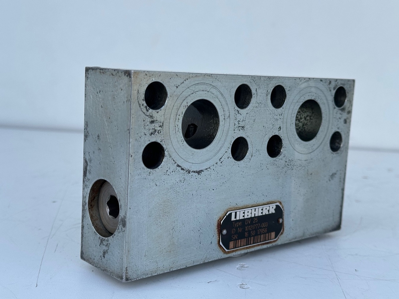 Liebherr Dämpfungsventil ID-Nr.10121777. P924 COMP, P926, R926, R916, R922, R924 COMP, R924, R926 COMP, R926, R930, R936, R946, R950 T, R960 T. #10121777.43199# - Schwenkmotor für Baumaschine: das Bild 2 Liebherr Dämpfungsventil ID-Nr.10121777. P924 COMP, P926, R926, R916, R922, R924 COMP, R924, R926 COMP, R926, R930, R936, R946, R950 T, R960 T. #10121777.43199# - Schwenkmotor für Baumaschine: das Bild 2