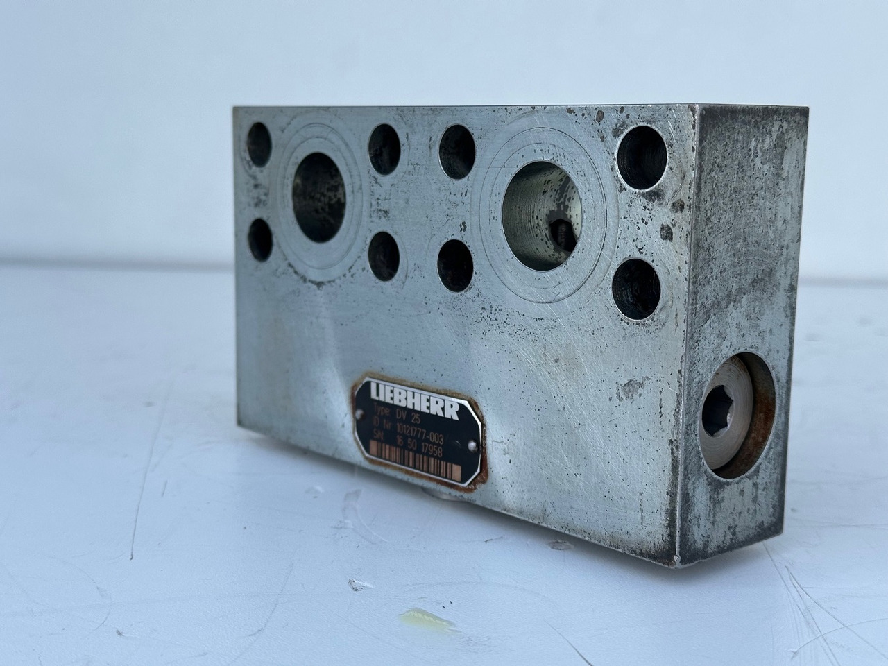 Liebherr Dämpfungsventil ID-Nr.10121777. P924 COMP, P926, R926, R916, R922, R924 COMP, R924, R926 COMP, R926, R930, R936, R946, R950 T, R960 T. #10121777.43199# - Schwenkmotor für Baumaschine: das Bild 1 Liebherr Dämpfungsventil ID-Nr.10121777. P924 COMP, P926, R926, R916, R922, R924 COMP, R924, R926 COMP, R926, R930, R936, R946, R950 T, R960 T. #10121777.43199# - Schwenkmotor für Baumaschine: das Bild 1