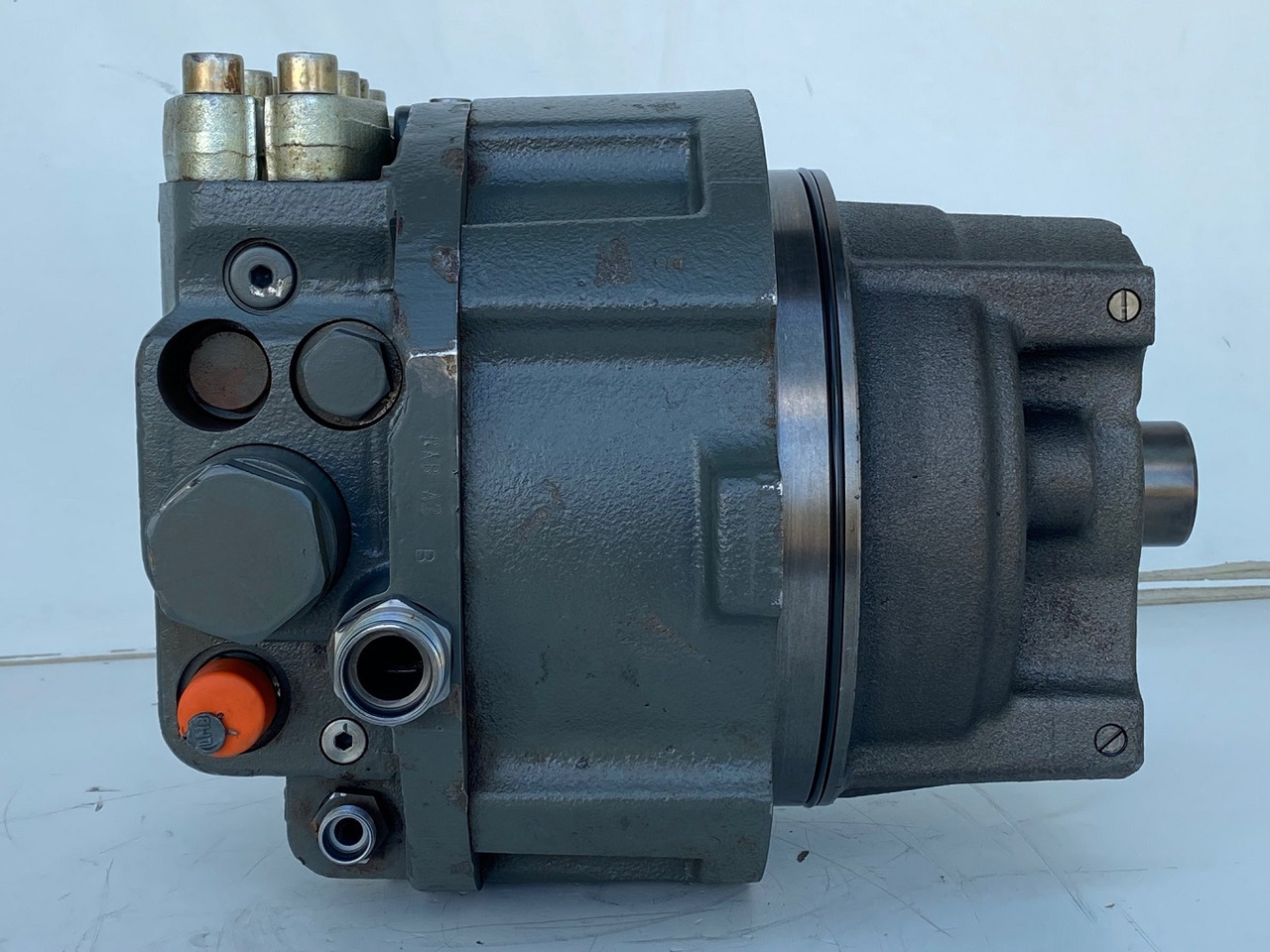 Liebherr Hydraulikeinbaumotor CMVE O 108. ID-Nr.10118562 - ID-Nr.10132610 - ID-Nr.10129048. LOS1916, LOS916, LOS926, R906, R916, R918, R920, R922, R924, R926COMP, R926, R936. #27979# - Hydraulikmotor für Kettenbagger: das Bild 2 Liebherr Hydraulikeinbaumotor CMVE O 108. ID-Nr.10118562 - ID-Nr.10132610 - ID-Nr.10129048. LOS1916, LOS916, LOS926, R906, R916, R918, R920, R922, R924, R926COMP, R926, R936. #27979# - Hydraulikmotor für Kettenbagger: das Bild 2