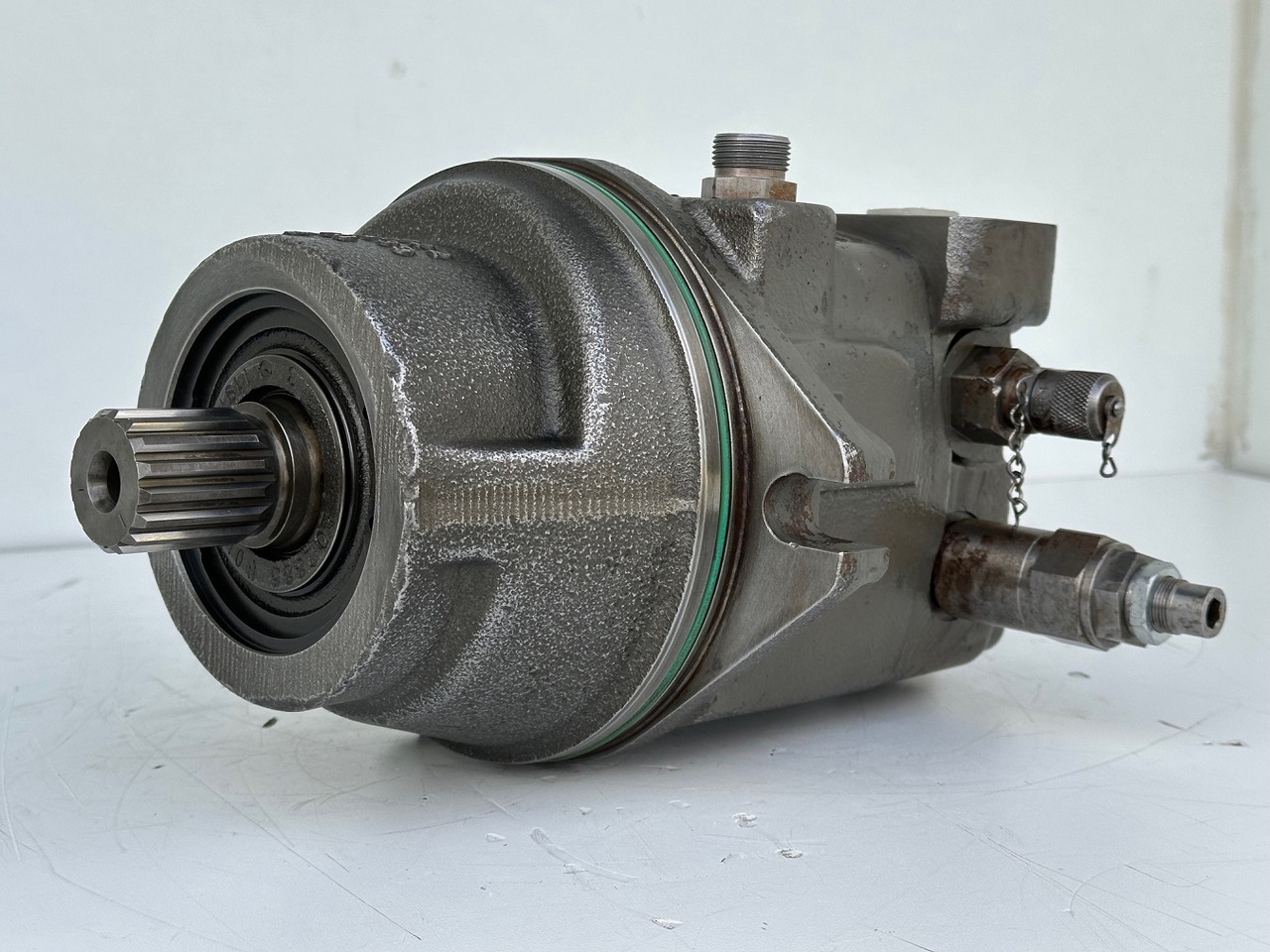 Liebherr Hydraulikeinbaumotor Typ:FMF058, ID-Nr.10122576 - ID-Nr.10145827 - ID-Nr.11371069. LOS1906, P924 COMP , R906, R906 PROTO, R916, R922, R924, R924 COMP, R926 COMP, R926 K LC. #11371069.43199# - Schwenkmotor für Baumaschine: das Bild 1 Liebherr Hydraulikeinbaumotor Typ:FMF058, ID-Nr.10122576 - ID-Nr.10145827 - ID-Nr.11371069. LOS1906, P924 COMP , R906, R906 PROTO, R916, R922, R924, R924 COMP, R926 COMP, R926 K LC. #11371069.43199# - Schwenkmotor für Baumaschine: das Bild 1